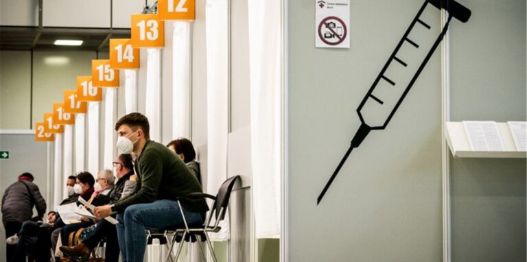 Menschen warten im Corona-Impfzentrum auf dem Messegelände auf ihre Impfung. Mehrere Politiker fordern eine Impfterminschwänzer-Abgabe