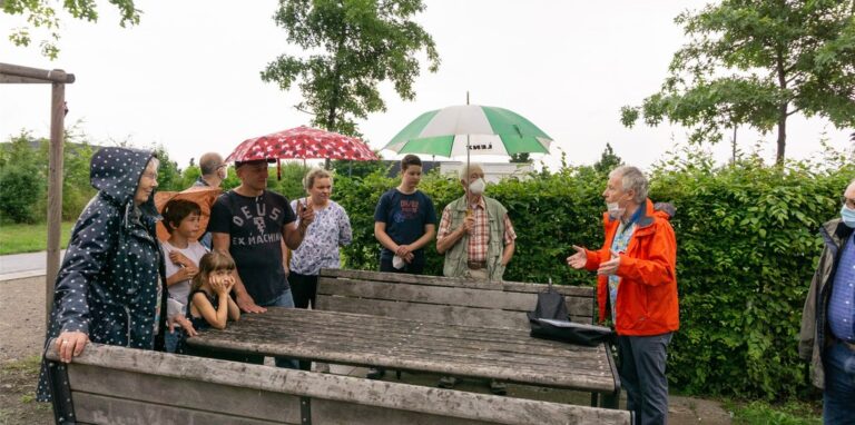 Trotz Regens soll der Rundgang wie geplant draußen starten. Dafür werden nicht nur Bilder aus der Vergangenheit der Zeche rausgeholt, sondern auch die Regenschirme.