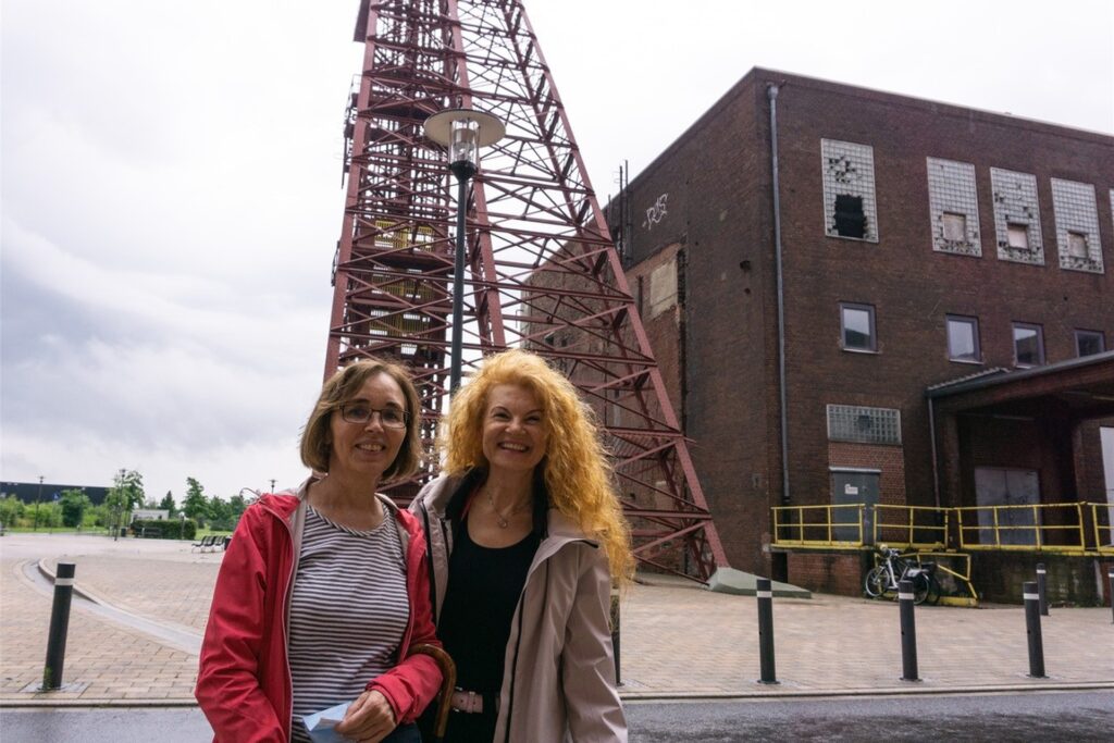 title attribut Josefa Wördehoff (59, l.) und Anke Traber (57) sind bei der Führung auf ihre Kosten gekommen, da sie trotz Regen viel lernen konnten.