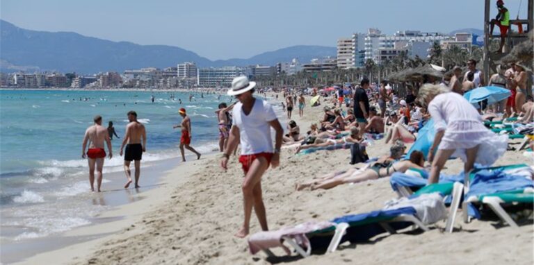 Touristen am Strand von Arenal nahe Palma de Mallorca.