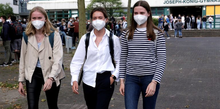 Auch die SV-Schülerinnen Nona Große Erdmann, Luzie Zahn und Lea Fricke (v.l.) gehörten zu den Spendensammlerinnen beim Sponsorenlauf.