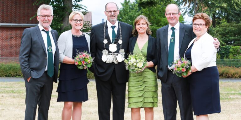 Die Throngemeinschaft 2019 mit dem Königspaar Michael Nattefort und Rita Kölking und dem Ehrengefolge Heiner Brockmann und Sandra Nießing sowie Jörg Brömmel und Marlies Becker. Fotos privat