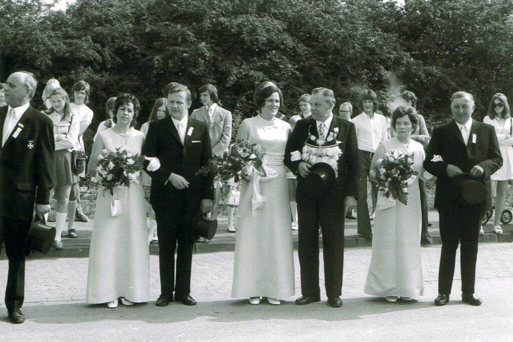 title attribut Die Goldjubilare, die 1971 die Throngemeinschaft bildeten: Das Königspaar Johannes Paß und Elisabeth Bannefeld mit dem Throngefolge Friedel Spangemacher, Maria Beyer, Johannes Honsel und Ida Epping.