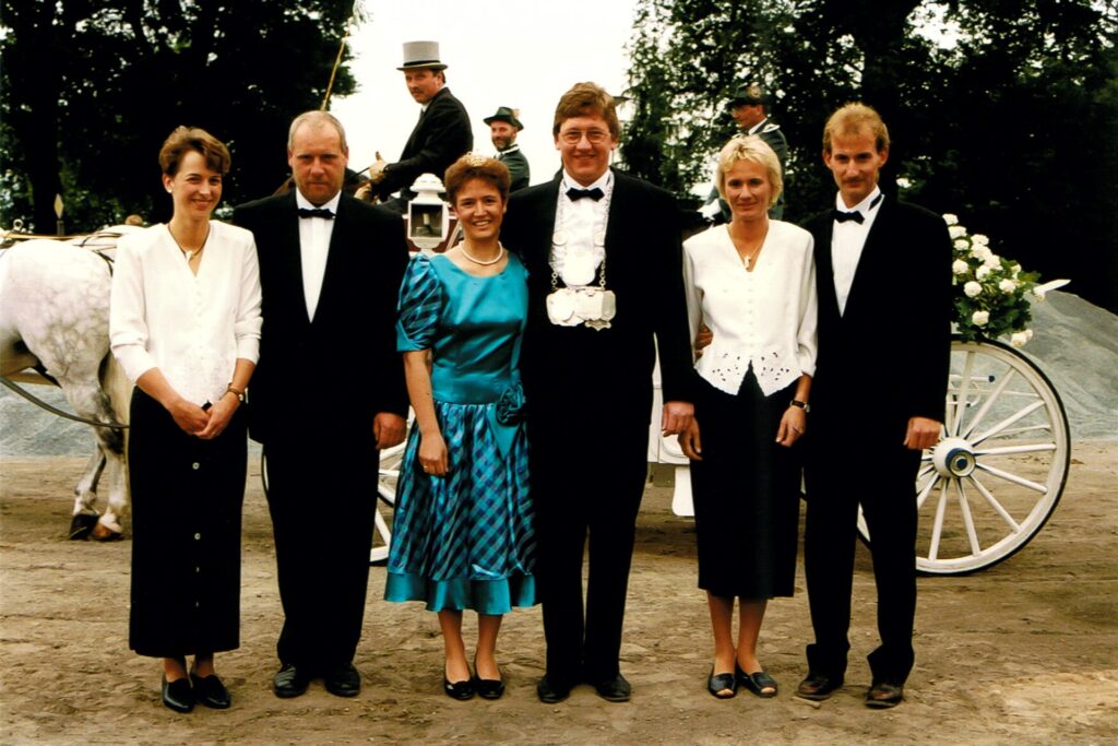 title attribut Die Silberjubilare der Throngemeinschaft 1996: Königspaar Ludwig Suer und Ulrike Flück mit dem Ehrengefolge Uli Flück, Martina Marpert, Peter Mersmann und Marietheres Heselhaus.