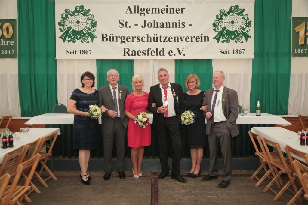 title attribut 2017: Das Kaiserpaar mit Thomas Wobbe, Petra Suer und dem Ehrengefolge Reiner Epping, Babera Schlottbom, Karl Melis und Monika Bohmert.