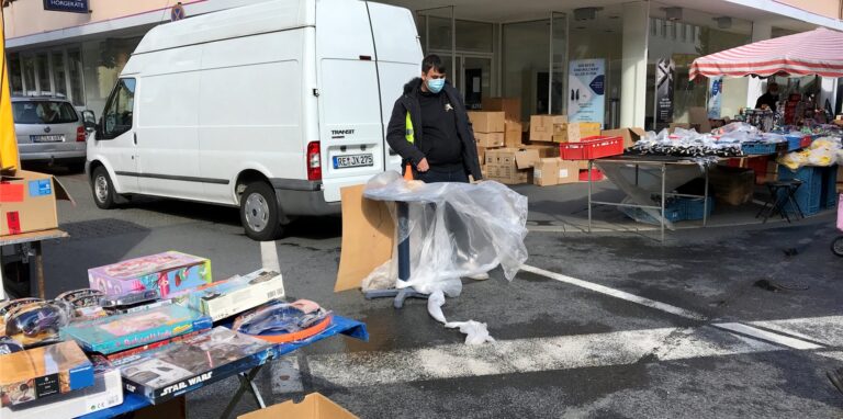 Anders als noch im vergangenen Jahr musste auf dem Flohmarkt an der Langen Straße am Sonntag keine Maske getragen werden.