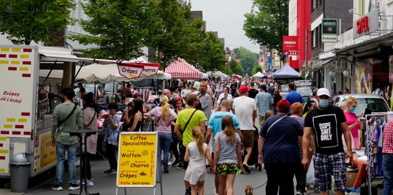 Der beliebte Trödelmarkt auf der Langen Straße in Habinghorst lockte erstmals wieder Hunderte Besucher an.