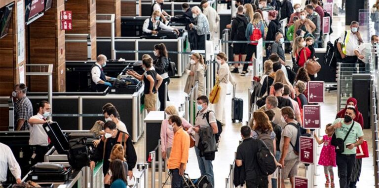 Reisende stehen am Flughafen am Security Check. Deutschland lockert die wegen der Verbreitung besonders ansteckender Corona-Varianten verhängten Einreisebeschränkungen unter anderem für Portugal und Großbritannien.