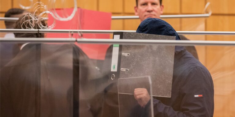 Der 28-Jährige Hauptangeklagte in einem Saal des Landgerichts.