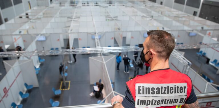 In NRW sind viele Menschen nicht zu ihrem Termin im Impfzentrum gekommen. Der Ruf nach Strafen für die Schwänzer wird daher lauter.