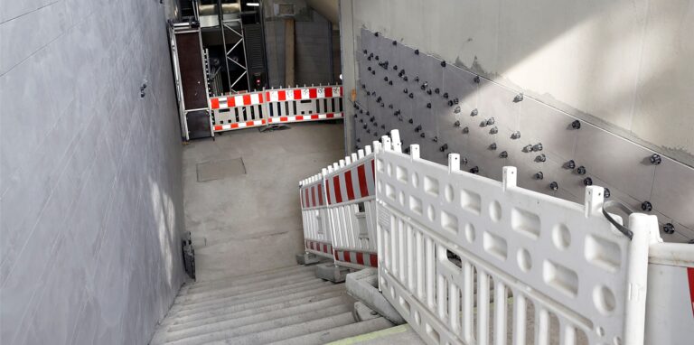 Die Bahn hat bewusst keine Fahrradschiebespuren an den Bahnhofstreppen gebaut.