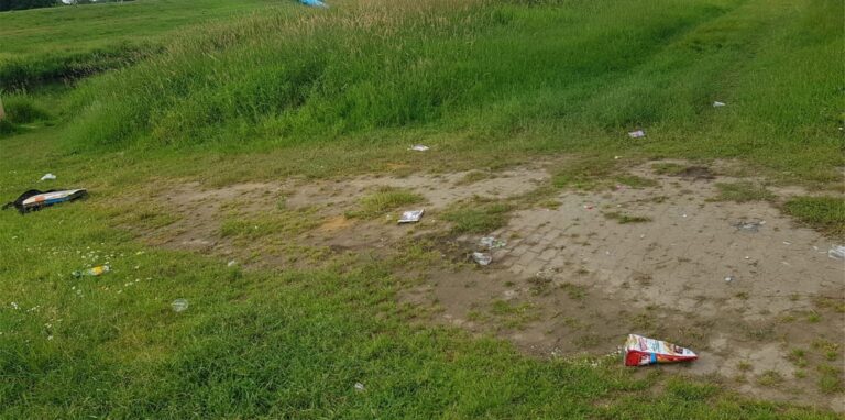 Am Lippedamm nahe der Hohenkamp-Brücke lag am Sonntag verstreut der von den feiernden Jugendlichen hinterlassene Müll.
