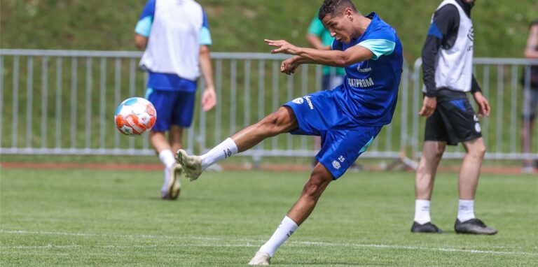 Amine Harit Muss Die Zweite Trainingseinheit Des Tages Abbrechen
