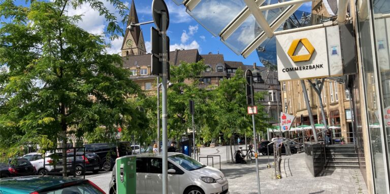 Die Commerzbank schließt ihre Filiale. Jetzt sollte alles dran gesetzt werden, dass eine Nutzung gefunden wird, die den Standort Markt stärkt.