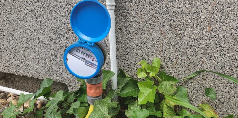 Wasserzähler im Garten helfen, Geld zu sparen.
