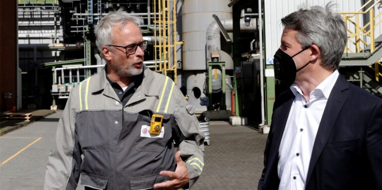 Standortleiter Dr. Jörg Harren (r.) und Werkleiter Sven Fritsch vor der Wasserstoffanlage von Evonik.