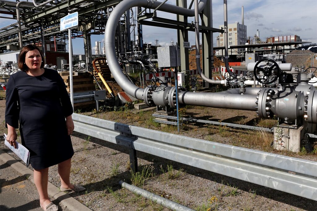 title attribut Daniela Kampmann erläuterte die Pipeline-Anbindung des Chemieparks.