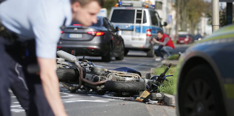 Bei einem Unfall wird ein Rollerfahrer schwer verletzt. (Symbolbild)