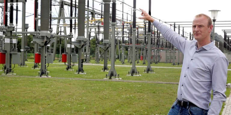 Amprion Projektleiter Christian Nöldemann erläutert die Technik des Umspannwerks Kusenhorst.