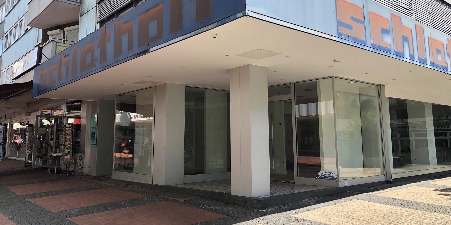 Lange gab es hier bei einstmals Schlatholt einen Leerstand mitten in der Castrop-Rauxeler Altstadt. Jetzt ist hier ein Nähmaschinen-Handel. Ein etwas eigenartiges Geschäft für eine Toplage in der Fußgängerzone. Aber immerhin kein Leerstand.