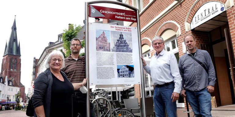 Vertreter des Altertumsvereins und der Stadt stellten die neuen Geschichtsorte-Schilder vor (v.l.): Marlies Breuer, Gunther Albrecht, Franz Schrief und Frank Schürmann.