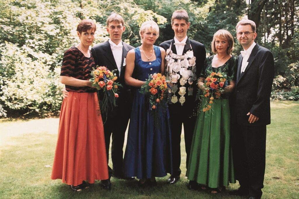 title attribut Das Throngefolge Kilian 1996/97 mit dem Königspaar Petra Becker und Ernst Christoph Grüter (mitte).