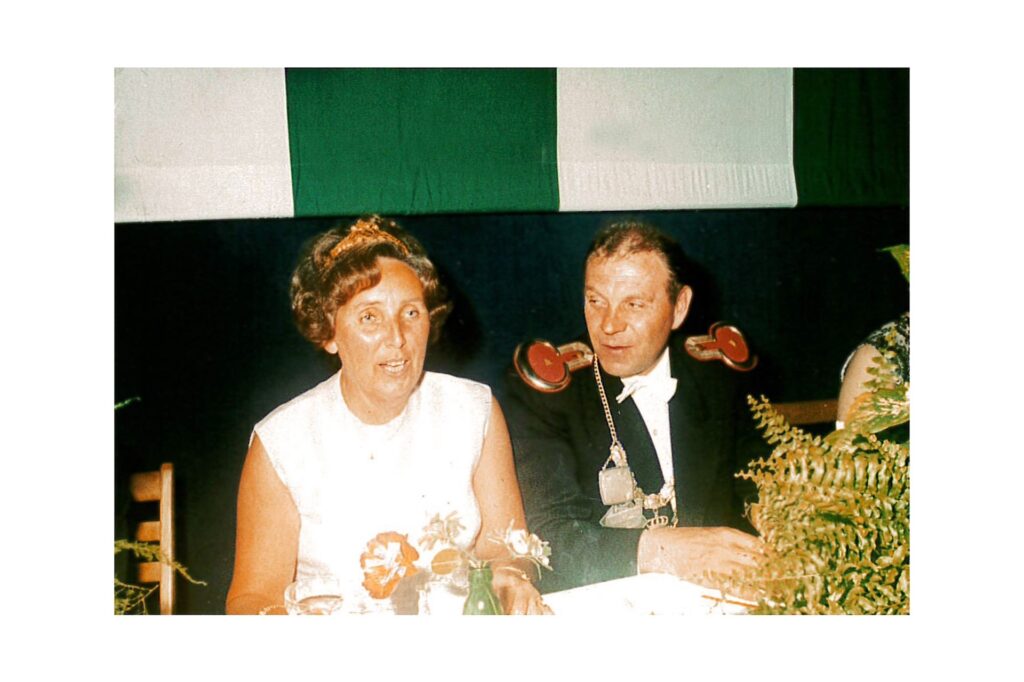 title attribut Das Königspaar Kilian 1971/72 mit Maria Bartelt und Alois Boes auf dem Thron.