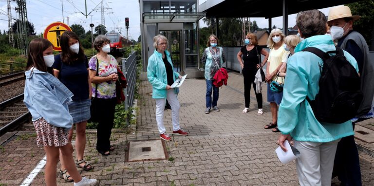 Erste Station der Stadtteilführung mit Sylvia und Reiner Eggers war der Bahnhof Sinsen.