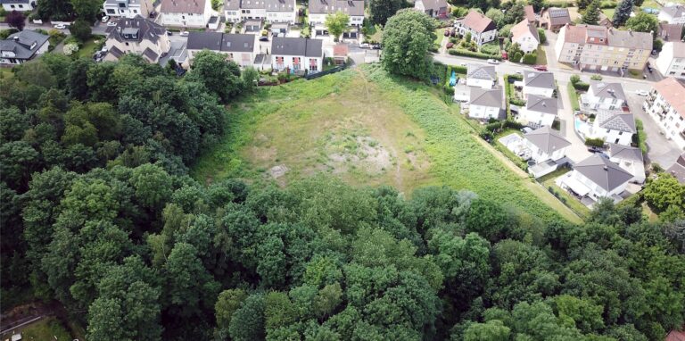 Diese grüne Brachfläche war einst Standort der Zechenanlagen von Schacht 3/4 Graf Schwerin. Bald soll dort Wohnraum entstehen und das Dorf Dingen mit seinen knapp 1000 Einwohnern größer machen.