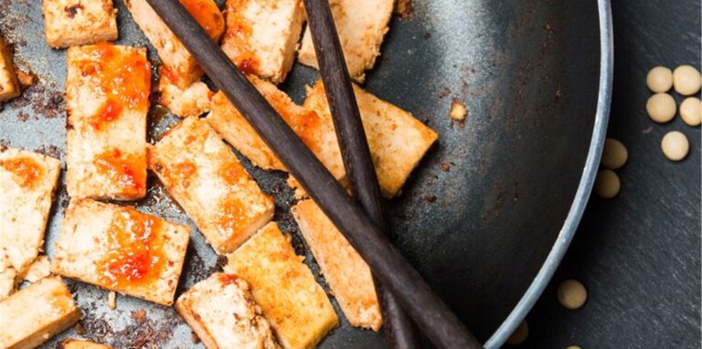 In Sojasauce marinierter und gebratener Tofu wird noch knuspriger, wenn man zuvor Flüssigkeit herauspresst. Foto: Franziska Gabbert/dpa-tmn