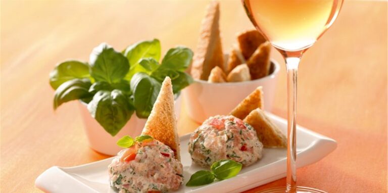 Zu trockenem Rosé passen Rillettes vom gebeizten Lachs. Zum dem Brotaufstrich passen etwas Salatgarnitur und Toastecken. Foto: Deutsches Weininstitut/dpa-tmn