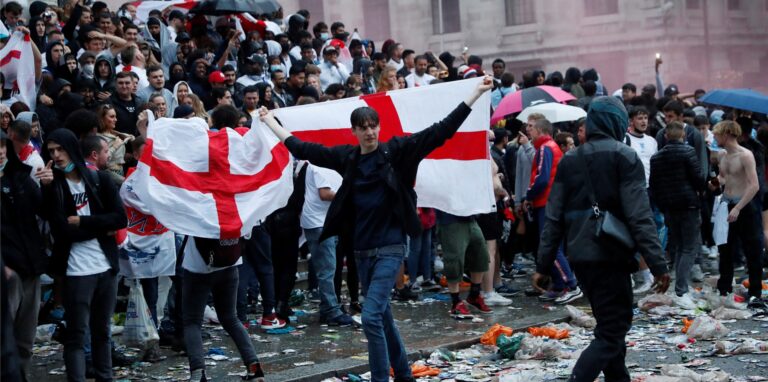 England-Fans schwenken Fahnen in der Nähe des Trafalgar Square.