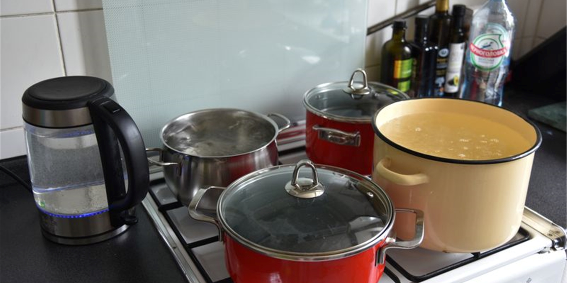 Wenn im Sommer für mehrere Tage das warme Wasser abgestellt ist, helfen sich viele Russen mit dem Kochen von Wasser, um etwa ein Bad zu nehmen. Foto: Ulf Mauder/dpa