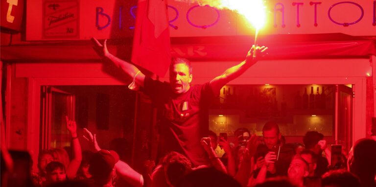 Ein Fan hält in Düsseldorf einen brennenden Bengalo und feiert mit vielen anderen den Sieg seiner Mannschaft im Finale über England bei der Fußball-Europameisterschaft im Wembley Stadion.