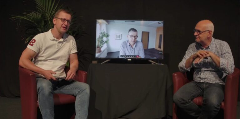 In der Schwarzkaue Schlägel & Eisen diskutieren Dr. Frank Lelke (l.) und Carsten Löcker (r.) per Videokonferenz mit dem Telekom-Konzernbevollmächtigten Dr. Frank Schmidt.