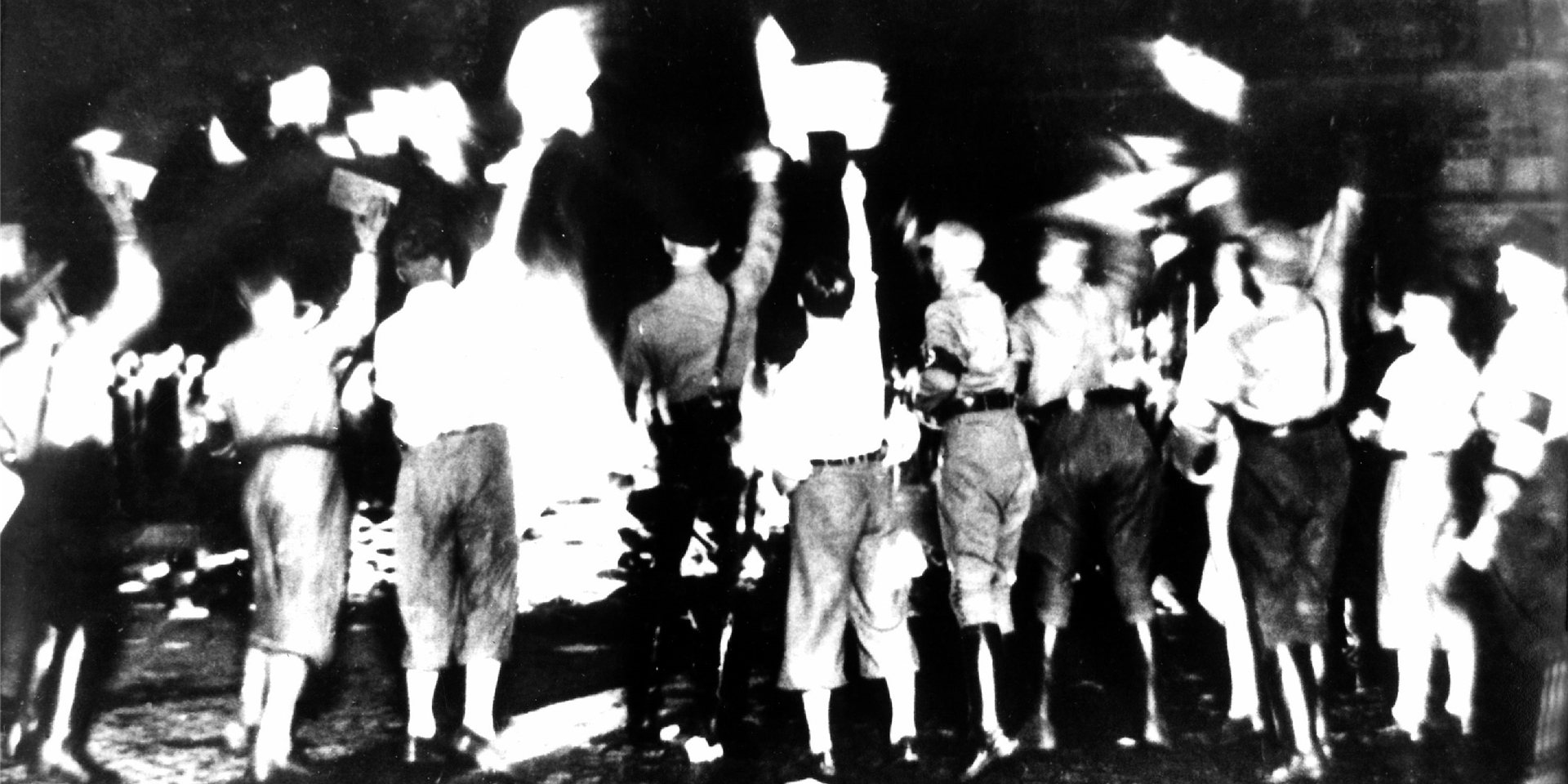 Das historische Foto zeigt Studenten bei der Bücherverbrennung am 10. Mai 1933 in Berlin.