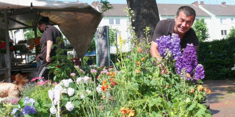 Muhammet Karagülmez sorgt mit seinem Blumenstand auf dem Westerholter Markt seit 2003 in den Frühlings- und Sommermonaten für ein farbenprächtiges Bild. Der Händler ist hier sofort gut aufgenommen worden, erzählt er.
