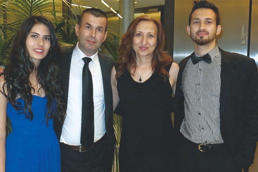 title attribut Auf seine Familie ist Naz stolz. Das Foto zeigt sie bei der Abiturfeier der Tochter. Im Bild v.l.: Tochter Sanem, Muhammet Karagülmez, seine Frau Nazmye und Sohn Unmut.