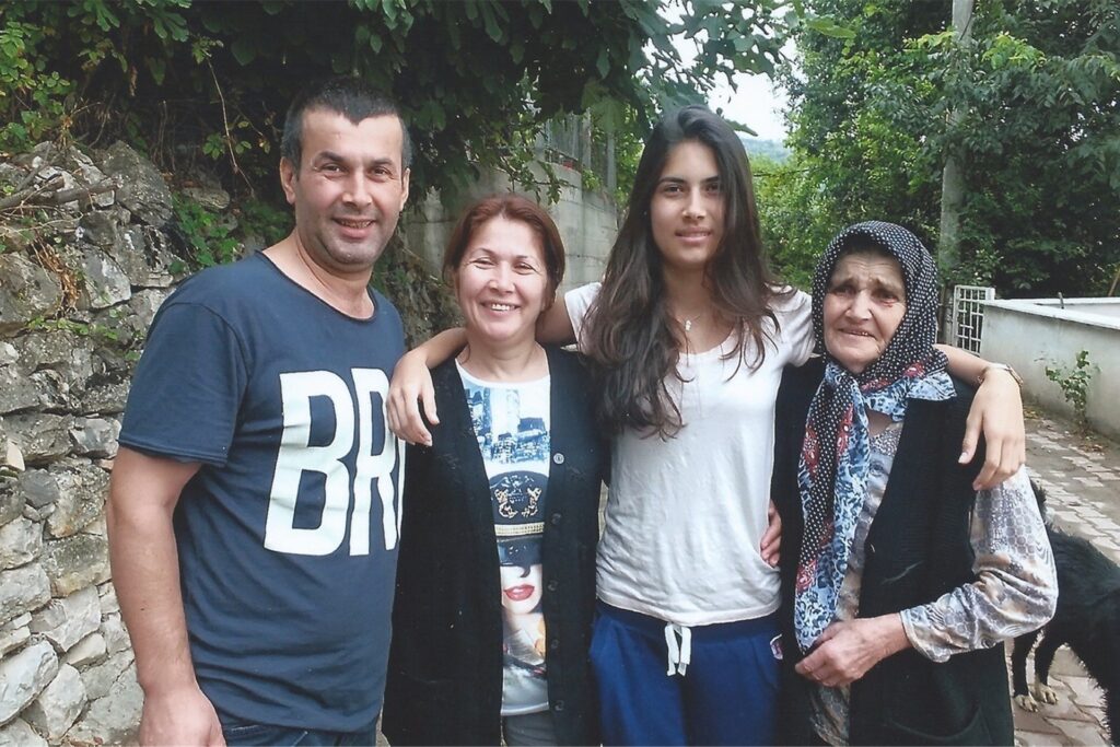 title attribut Das Familienfoto entstand bei einem Besuch in der Türkei, wo sich alle stets über ein Wiedersehen freuen, besonders Mama Emine, die inzwischen 86 Jahre alt ist. im Bild v.l.; Naz, seine Schwester Safiye mit ihrer Tochter Ilja und Mutter Emine.