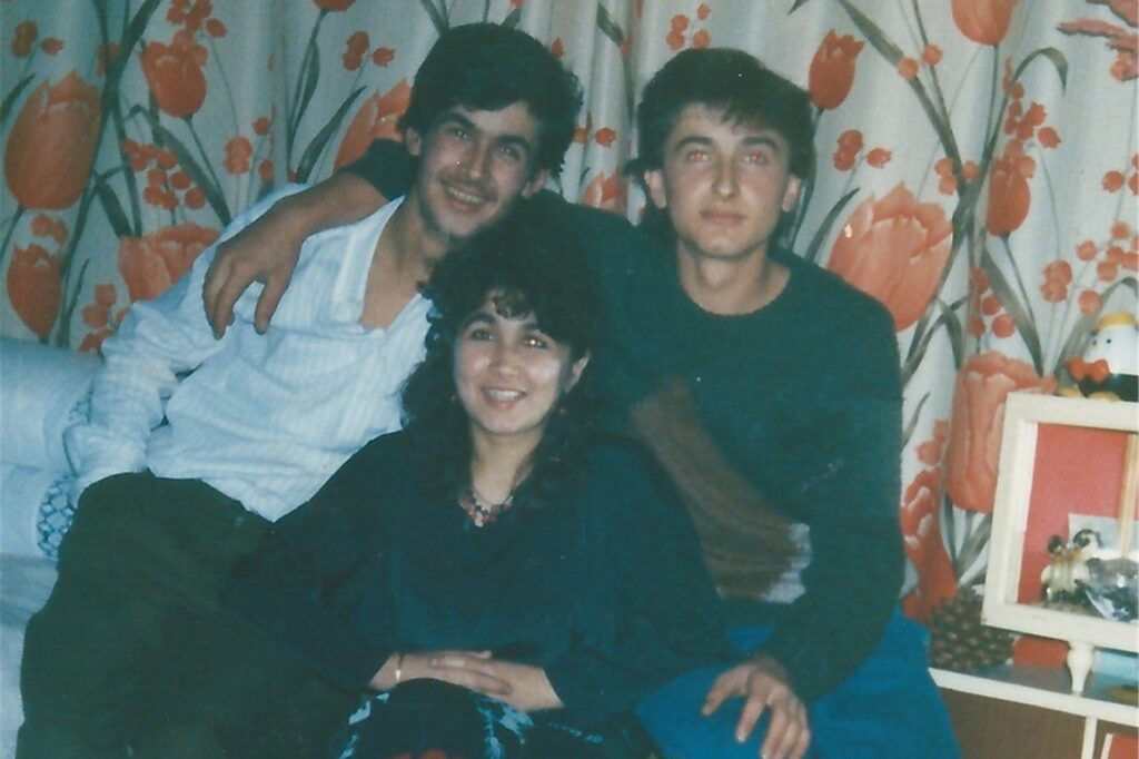title attribut Drei Geschwister, die viel zusammen ausgeheckt haben und gut zusammenhalten: Naz (li.) mit dem zwei Jahre älteren Bruder Mustafa und Schwester Safiye. Mustafa Karagülmez lebt seit Jahren in Gelsenkirchen-Horst und arbeitet als Gießerei-Meister.