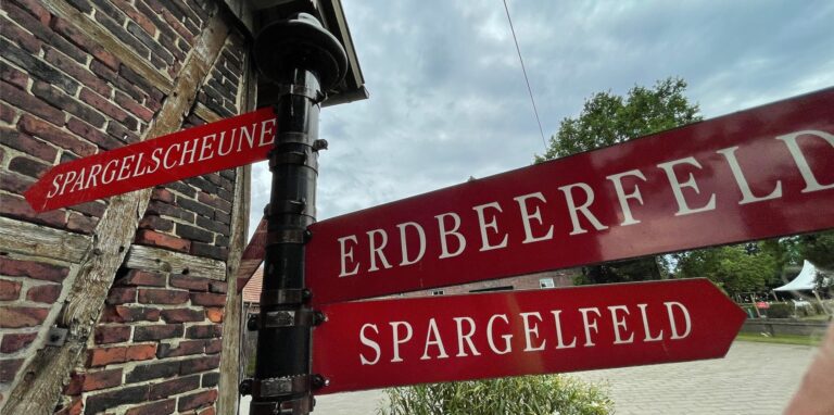 Auf Hof Niermann gibt es ein Café und einen Hofladen. Auch Hochzeiten kann man hier feiern. Aber jetzt gibt es Ärger für Paare, die hier feiern wollen. Es geht um Termine, Betrug eines Ex-Mitarbeiters und viel Geld.
