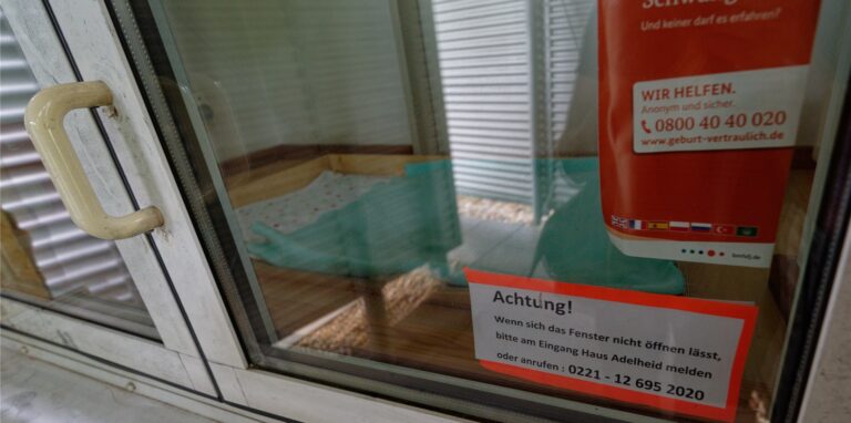 Das Moses Baby Fenster befindet sich hinter einem Sichtschutz an einem Gebäude in Köln-Bilderstöckchen. Hier wurde am Montagvormittag in ein totes Baby entdeckt.