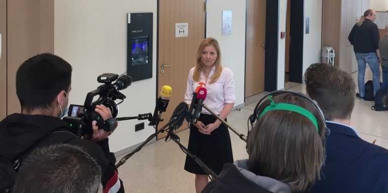 Nebenklage-Anwältin Marie Lingnau beim Prozessauftakt am 5. Juni 2020.