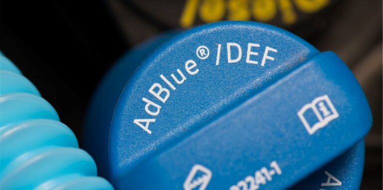 Hier wird AdBlue nachgefüllt. Foto: Swen Pförtner/dpa/dpa-tmn
