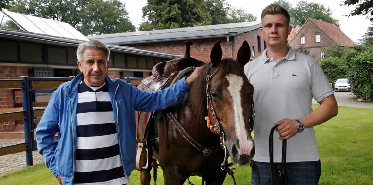 Jürgen (l.) und Malte Döring mit ihrem erfolgreichen Turnier Quarter Horse Smooth Cat Style.