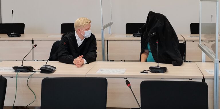 Der 21-jährige Marler mit seinem Anwalt Jörn Reinhardt kurz vor der Urteilsverkündung im Landgericht Essen.