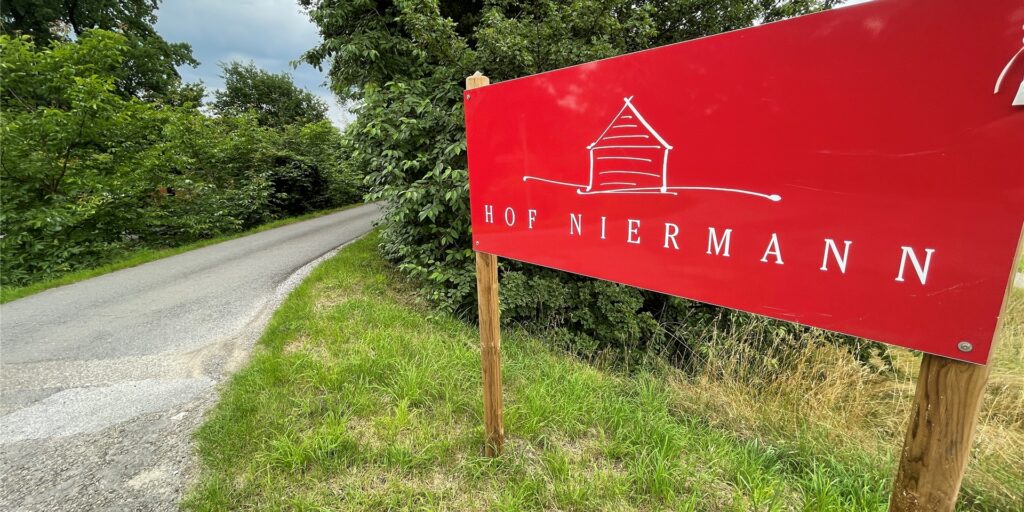 title attribut Auf dem Hof Niermann kurz hinter der Stadtgrenze von Ickern zu Waltrop ist es idyllisch. Aber nun gibt es dort reichlich Ärger und Betrugsvorwürfe wegen des Hochzeits-Geschäfts.