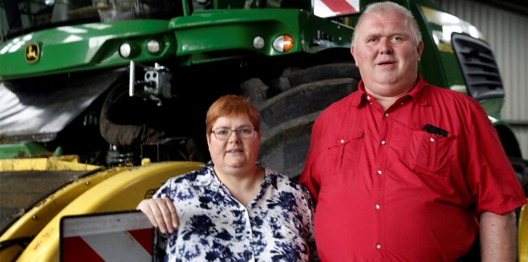 Georg und Yvonne Erwig vor einem modernen Maismäher, der allein rund 500.000 Euro kostet.