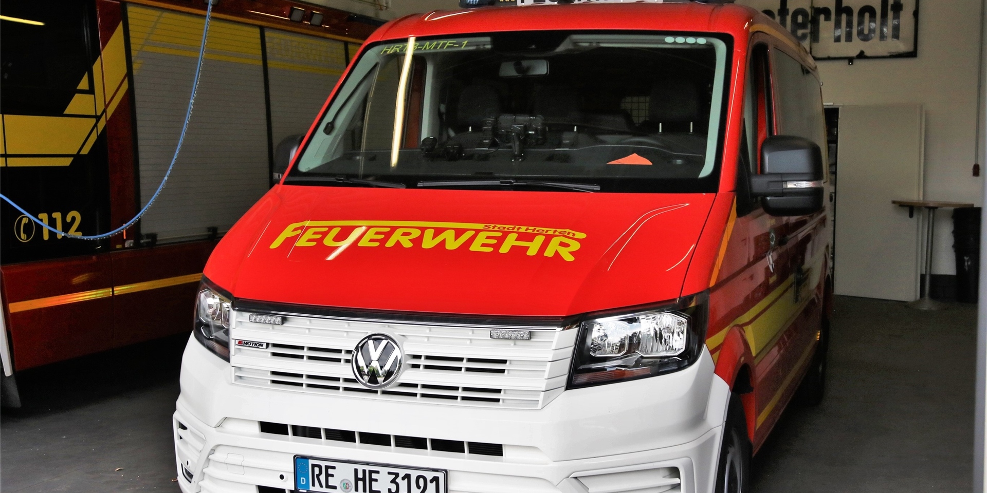 Mit diesem Mannschaftstransportwagen in der Funktion eines Einsatzleitwagens sind Einsatzkräfte des Löschzugs Westerholt in Wuppertal im Unwetter-Einsatz.