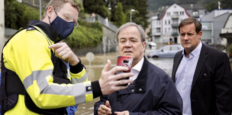 Ministerpräsident Armin Laschet (CDU) hat sich am Donnerstagmorgen in Altena über die aktuelle Lage informiert.
